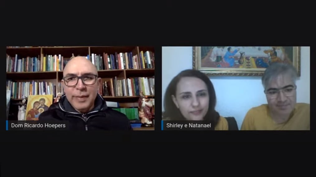 Dom Ricardo Hoepers durante conversa com o casal Shirley e Natanael