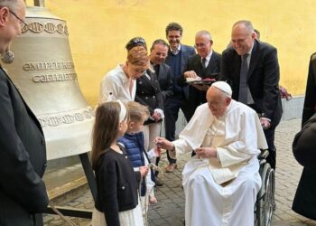 Papa abençoa sino que recorda a vida desde a concepção até a morte natural