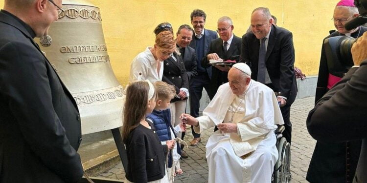 Papa abençoa sino que recorda a vida desde a concepção até a morte natural