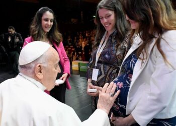 Papa: “Filhos são dons que nos fazem lembrar que Deus tem fé na humanidade”