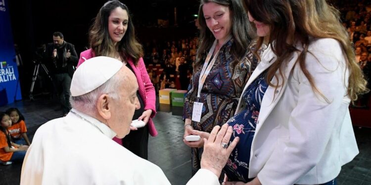Papa: “Filhos são dons que nos fazem lembrar que Deus tem fé na humanidade”