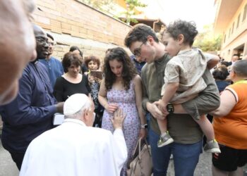Papa visita periferia de Roma e dialoga com famílias