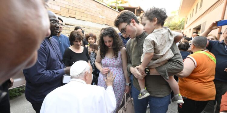 Papa visita periferia de Roma e dialoga com famílias