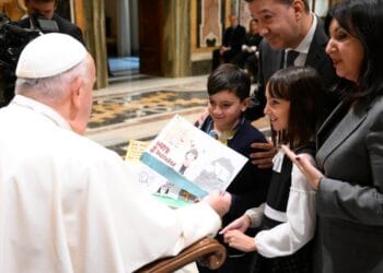 Papa: “A força da família reside na sua capacidade de amar e de ensinar a amar”