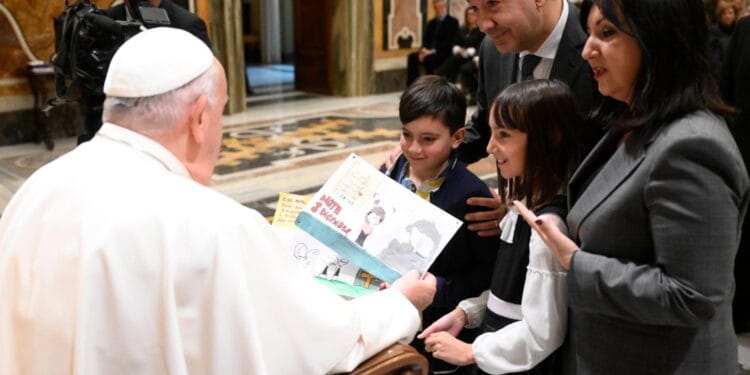 Papa: “A força da família reside na sua capacidade de amar e de ensinar a amar”