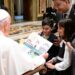 Papa: “A força da família reside na sua capacidade de amar e de ensinar a amar”