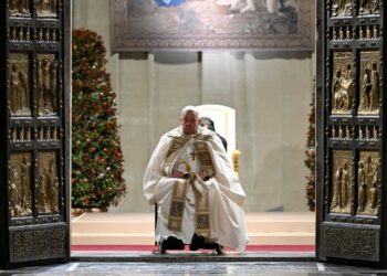 Jubileu 2025 é iniciado na Igreja Católica