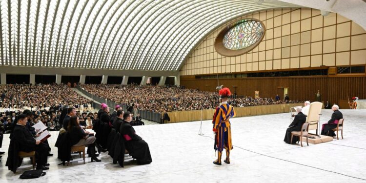 O Papa: não podemos ser cúmplices do abuso infantil