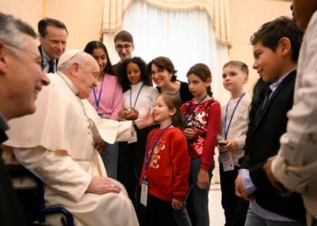 “Nada vale mais do que a vida de uma criança”, diz Papa