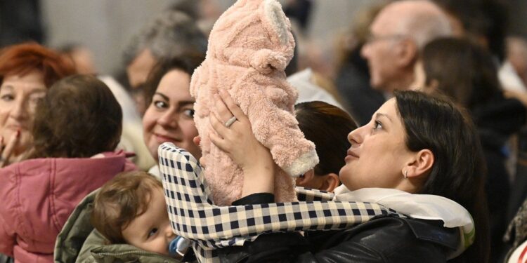Uma sociedade justa não se constrói eliminando os que não têm voz, diz Papa
