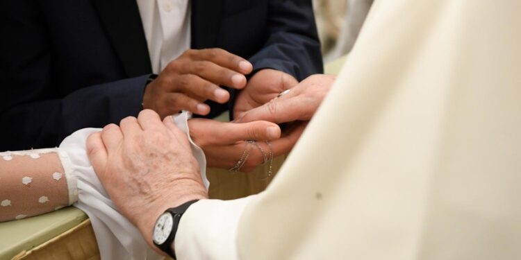 Papa a uma esposa traída: “o perdão encontra força na graça de Deus”