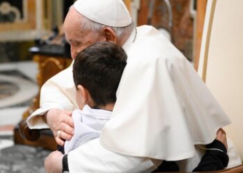 “Onde há uma criança ou uma pessoa vulnerável em segurança, ali se honra Cristo”, diz Papa