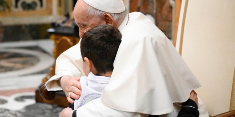 “Onde há uma criança ou uma pessoa vulnerável em segurança, ali se honra Cristo”, diz Papa