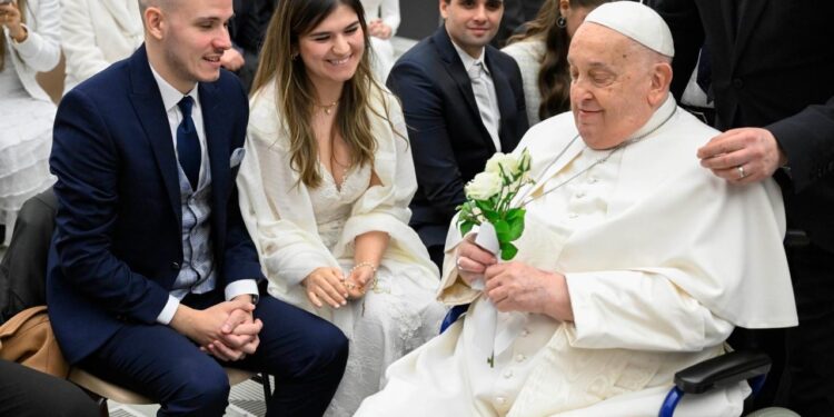 Texto inédito do Papa Francisco aos casais: “acreditem no Amor”