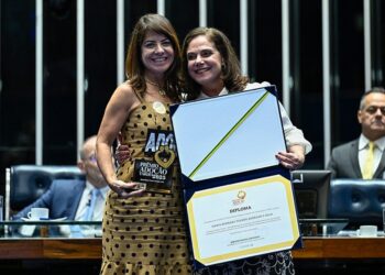 Iniciativa de apoio à adoção é premiada no Senado Nacional