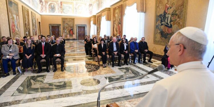Papa convida a seguir o modelo da Sagrada Família