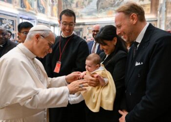 Papa diz que é urgente acolher as grávidas com dignidade e os jovens com coragem