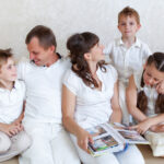 Família feliz passa tempo junta. Família feliz passa tempo junta