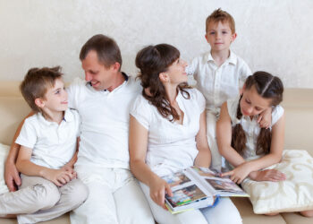 Família feliz passa tempo junta. Família feliz passa tempo junta