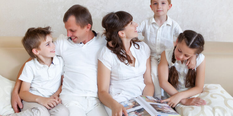 Família feliz passa tempo junta. Família feliz passa tempo junta