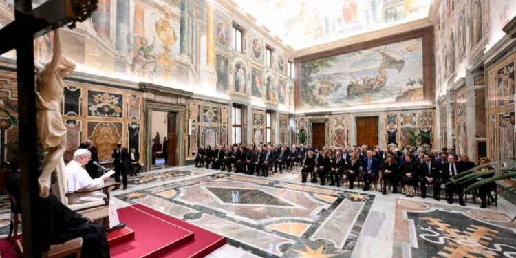 Papa pede uma “educação digital ética” para proteger as crianças