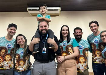 Padre Rodolfo Pinho com agentes da Pastoral Familiar do Regional Oeste 2 da CNBB