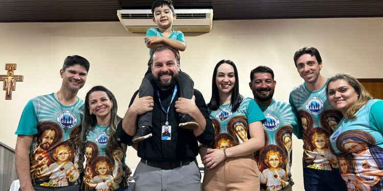 Padre Rodolfo Pinho com agentes da Pastoral Familiar do Regional Oeste 2 da CNBB