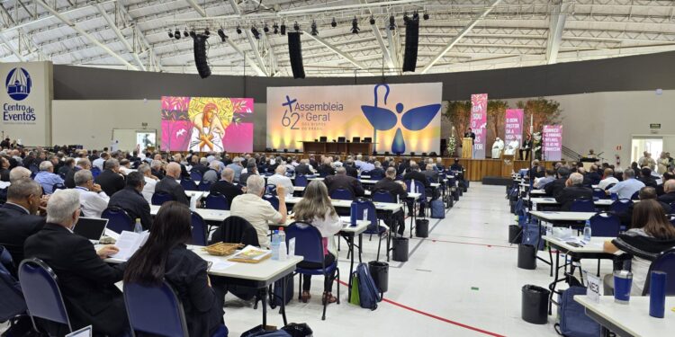 Comissão Vida e Família faz balanço e apresenta ações e materiais para evangelização das famílias