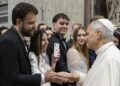 Papa responde a casal brasileiro com ser uma família santa