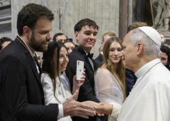 Papa responde a casal brasileiro com ser uma família santa