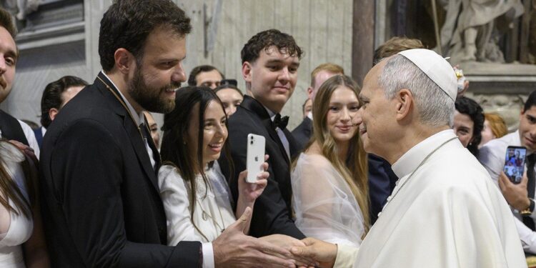 Papa responde a casal brasileiro com ser uma família santa