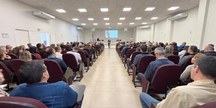 Encontro Diocesano reúne catequistas do Matrimônio em Araranguá (SC)